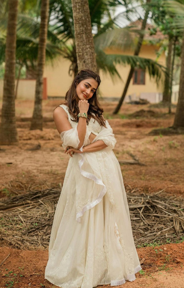 Glittering Glamour with Falguni & Shane Peacock’s Bling Bash are Pooja Hegde`s few minimalist fashion styles to upgrade your wardrobe.