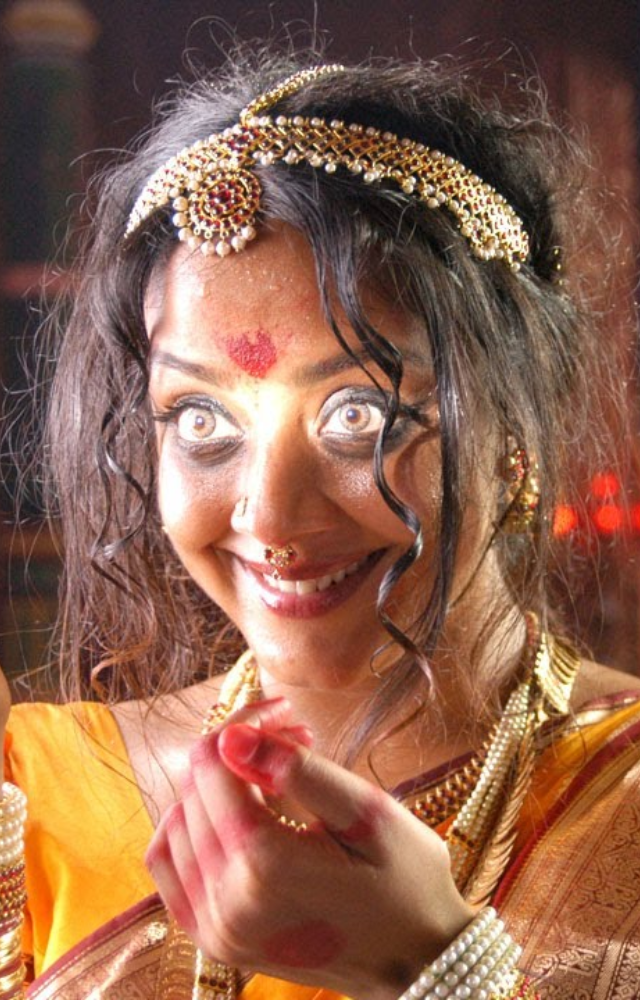 A psychiatrist tries to solve the mystery of a palatial house haunted by a vengeful dancer`s spirit, leading to hilarious and spooky situations.