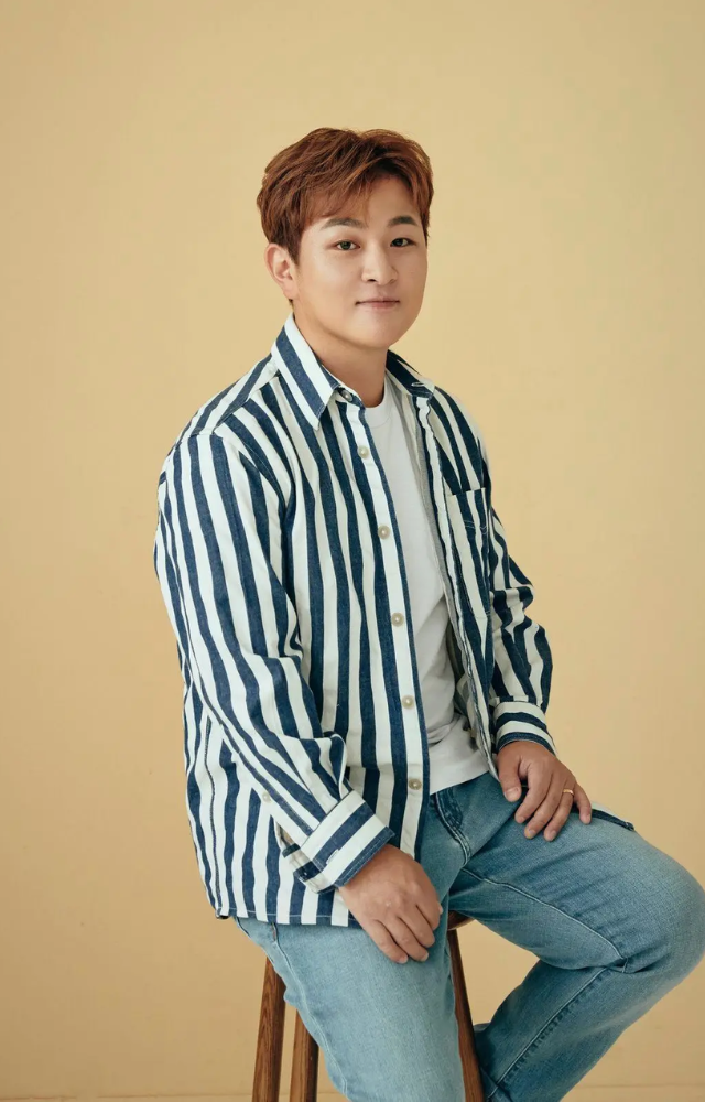 This ballad is Huh Gak`s debut song which was a huge hit. It showcases his powerful vocals and emotional delivery, expressing the pain of a broken relationship.