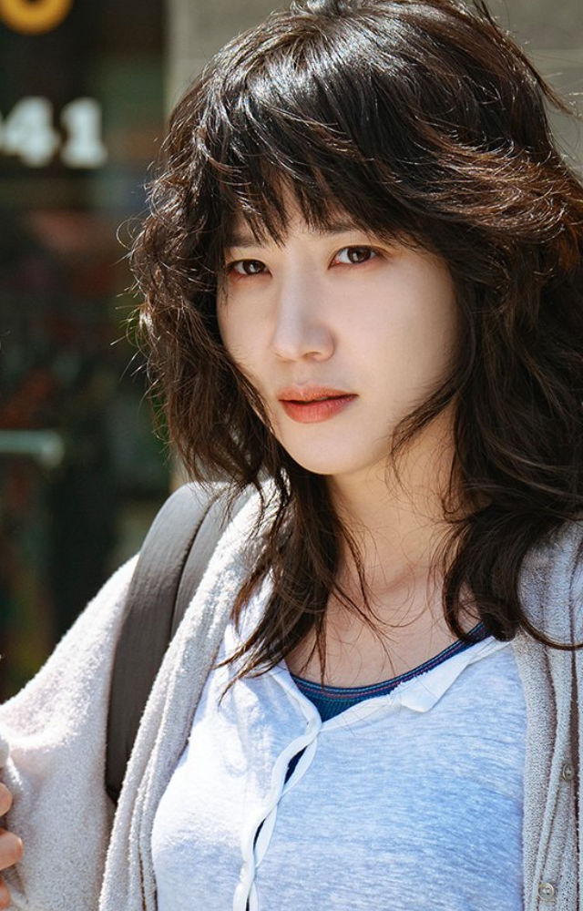 Years later, their paths cross again when Choi needs Se-ok`s skills for a life-saving operation, forcing them to face their shared darkness and history.