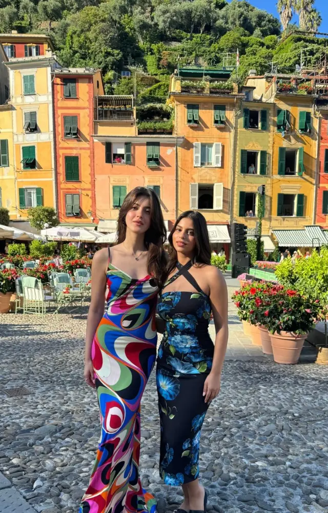 Shanaya poses with best friend Suhana Khan who looks stunning in a bodycon dress