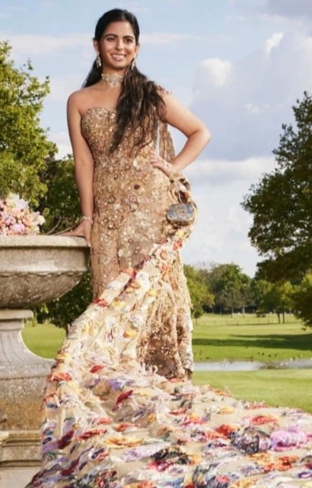 Isha, the only daughter of Mukesh and Nita Amabni, enjoys a luxury lifestyle with a net worth of 835 crore rupees. She lives in a 5-lakh-square-ft opulent home.