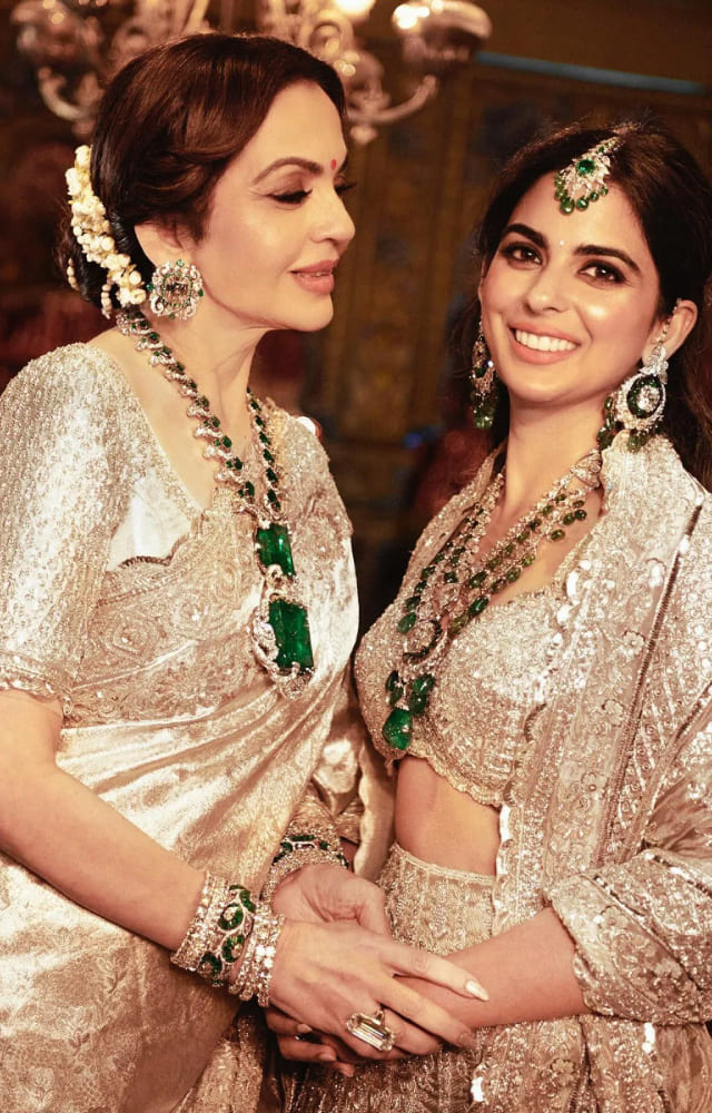 We guess the royal heiress gets her taste of fashion from her mom, Nita Ambani. The mother-daughter duo always knows how to eat and leaves no crumbs.