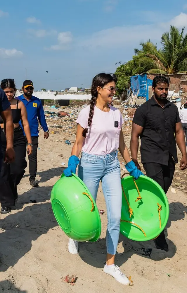 The actress didn`t shy away from putting her hands in the dirt to clean the beach