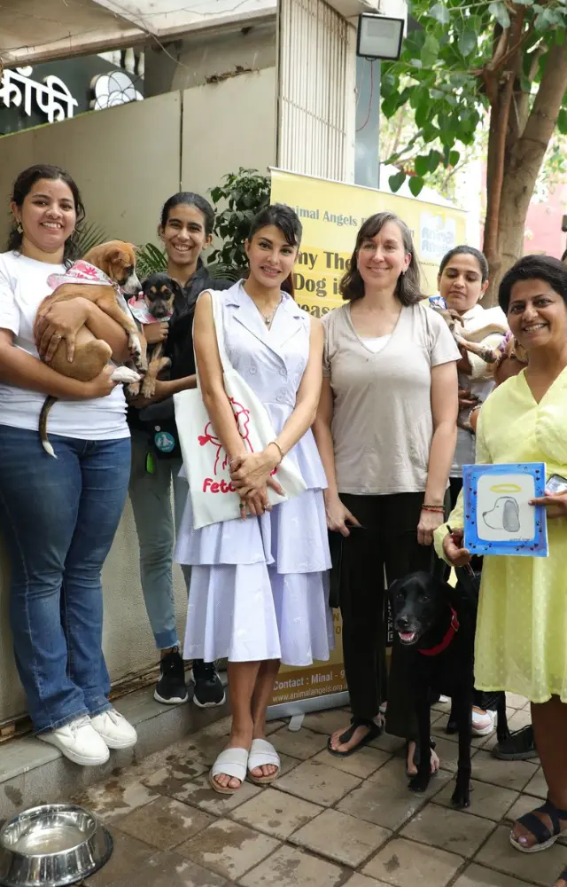 Jacqueline took to Instagram to share pictures from the event and wrote, “It was truly a meaningful art therapy workshop.”