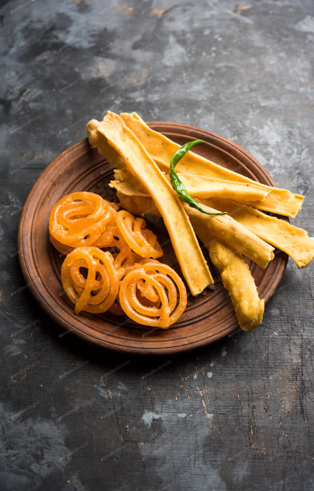 A classic Dussehra dish popularly relished on the festival, people often stand in long lines to have their share of Jalebi Fafda from famous sweet shops.