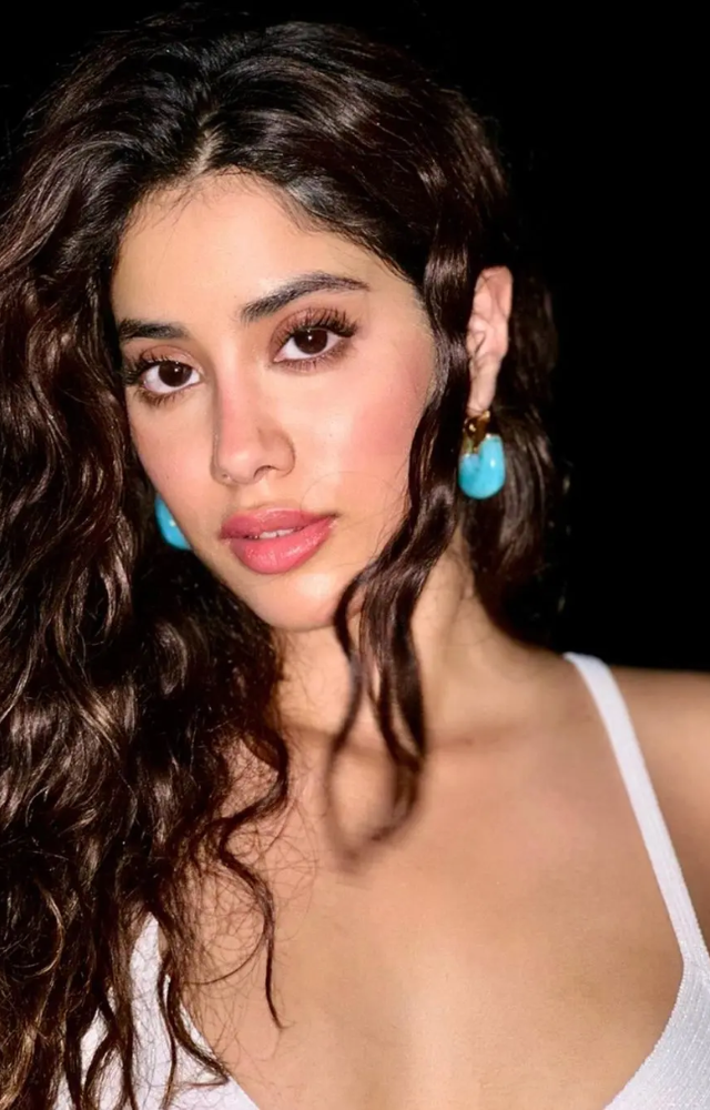 The diva opted for a simple yet elegant glam look and embraced wavy hair to complete the whole ensemble.