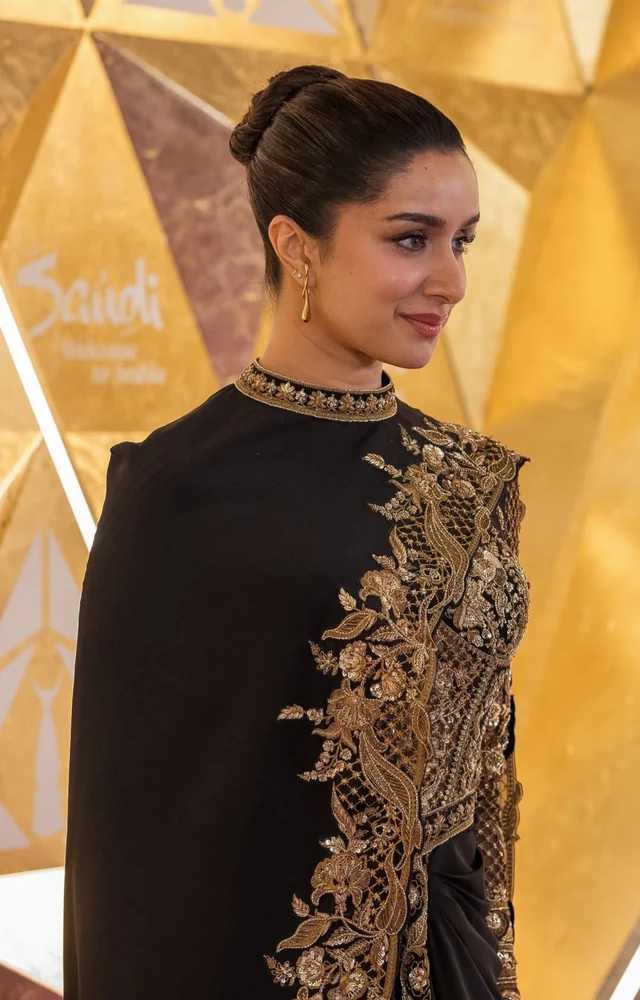 Her attire perfectly combined traditional and modern styles with golden sequin embroidery.