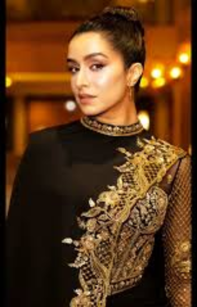 Shraddha shone as a presenter of India at the Joy Awards. 