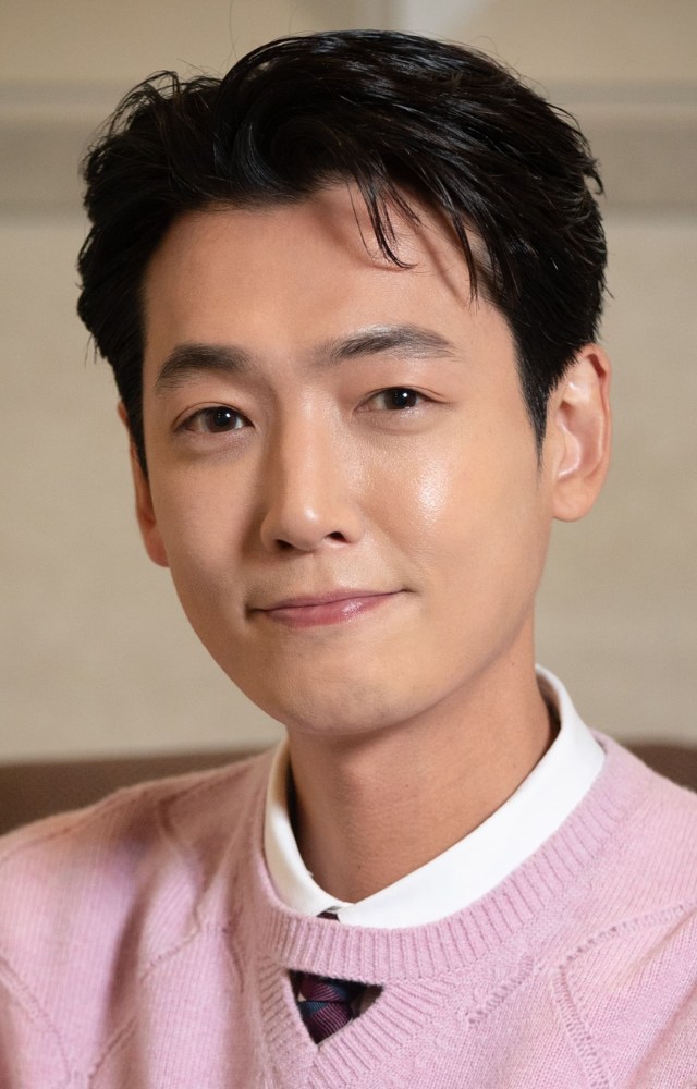 Jung Kyung-ho is a popular South Korean actor known for his roles in various dramas and movies. He celebrates his birthday on August 31.