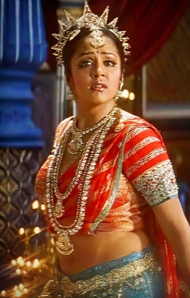 Jyothika plays a woman possessed by a dancer`s spirit, delivering an iconic performance in this psychological thriller.