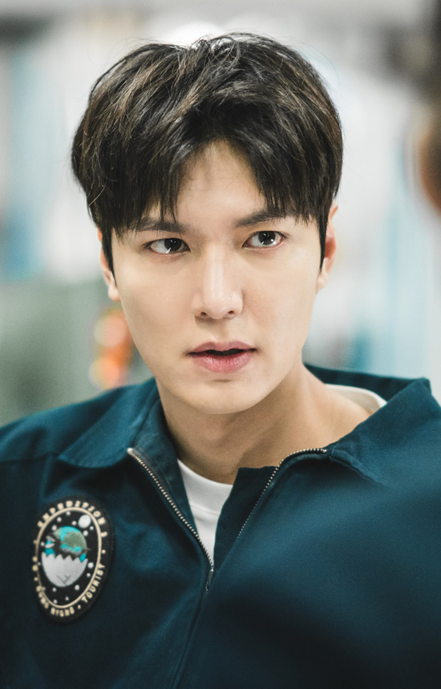 An astronaut and a tourist fall in love on a space station. Lee Min-ho plays a playboy OB/GYN, and Gong Hyo-jin is a strict commander. Rom-com in space!