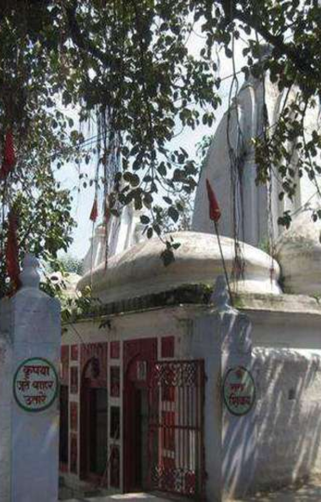 The Shivalinga here is self-manifested (Swayambhu) and is said to have appeared on its own in the forest centuries ago.