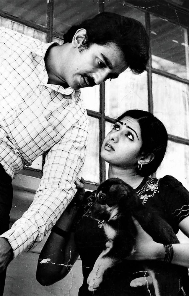 Haasan plays a teacher caring for an amnesiac woman. His nuanced portrayal won him his first National Award for Best Actor.