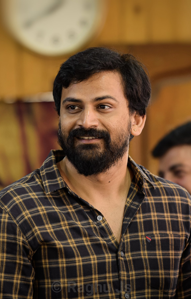 Dhananjaya, popularly known as Dolly, has impressed audiences with his acting skills. His roles in films like Tagaru and Popcorn Monkey Tiger proves his talent