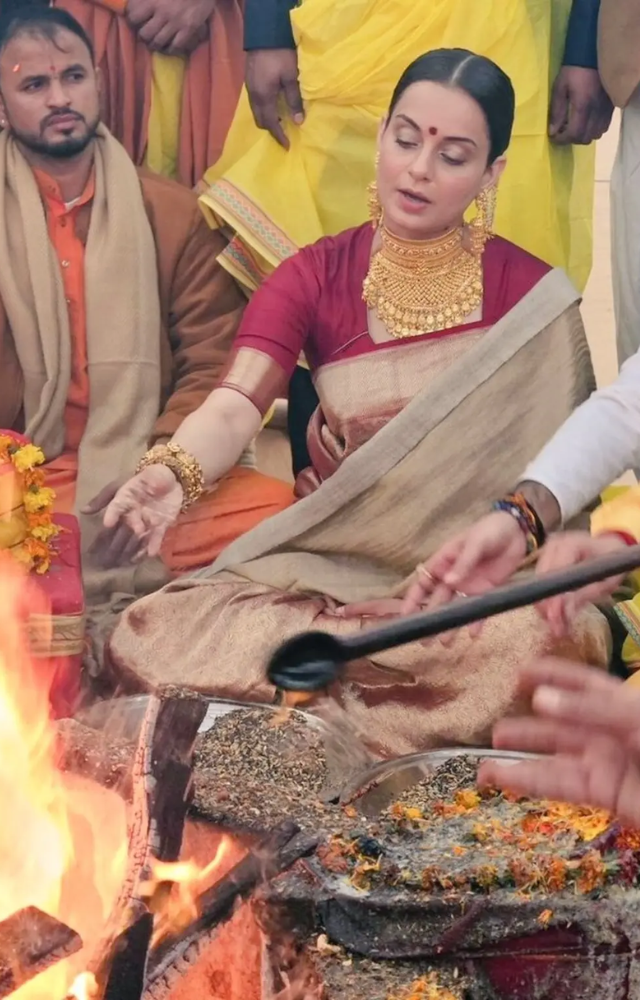The actress was seen performing yagya during her visit to Ayodhya. She was seen dressed in a silk saree with heavy gold jewellery