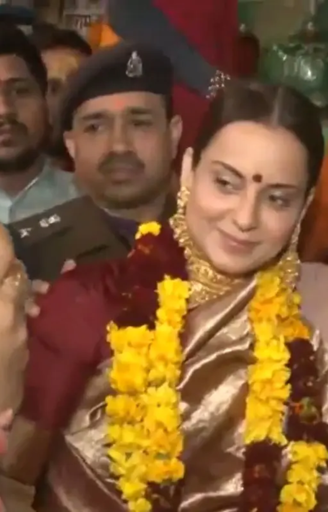 Kangana also visited a Hanuman mandir in the city along with her sister Rangoli. The actress was mobbed by the crowd during her visit to the temple