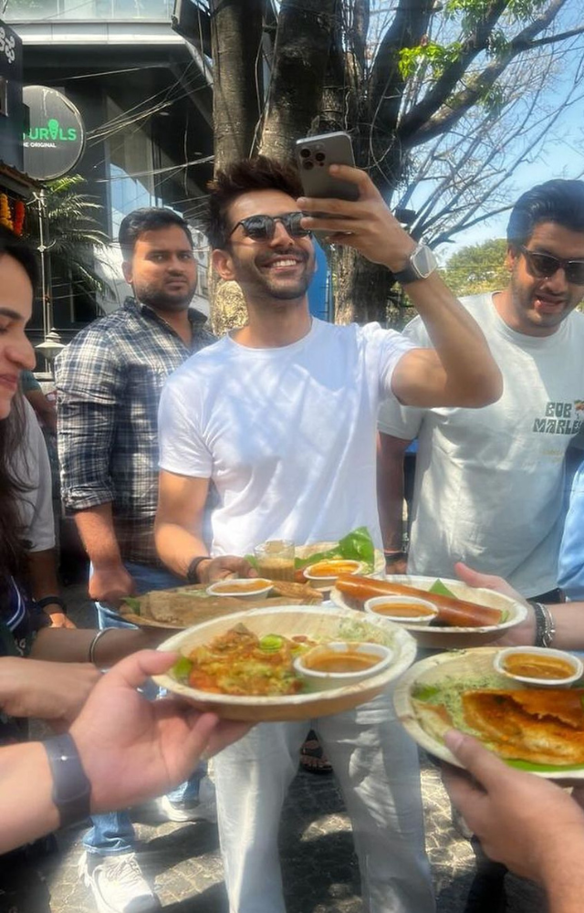 Kartik Visits Bengaluru`s Popular Cafe