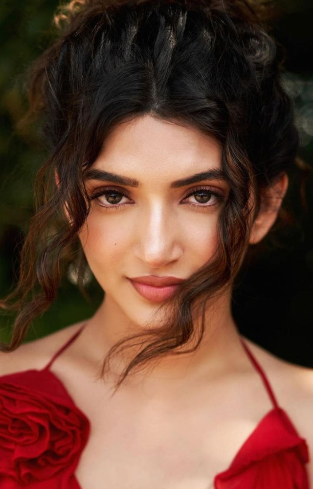 Kartik`s mom desires a doctor bahu, a preference voiced publicly when she appeared on the Kapil Sharma Show, setting the stage for dating speculations.