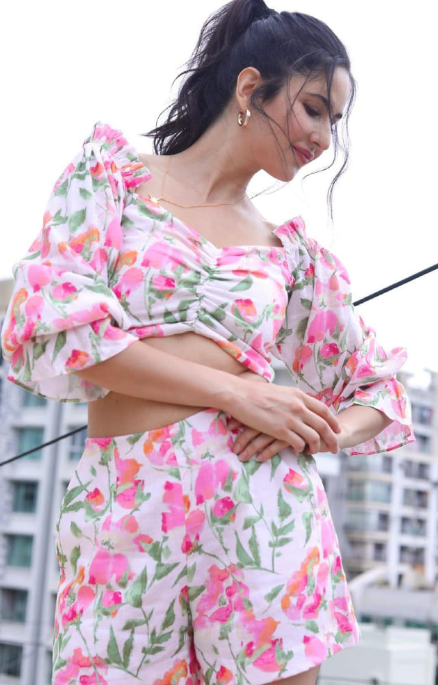 A floral dress set is just what you need to look stylish on your next vacation. Be it the beach or the landscape, this outfit will make you look like a diva.