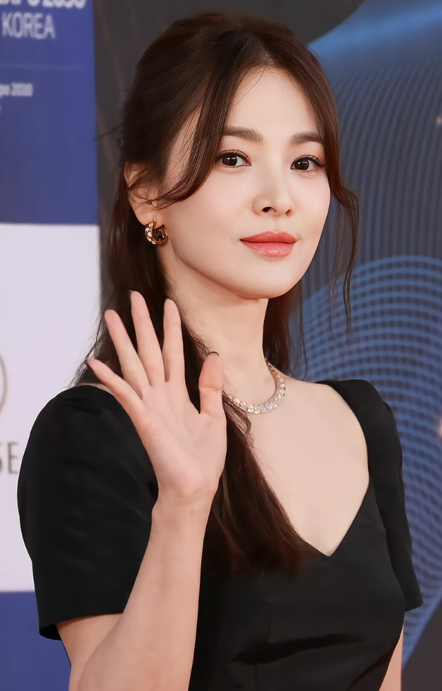 Known for her iconic roles in Descendants of the Sun and Autumn in My Heart, she is one of the most cherished actresses in the K-drama industry.