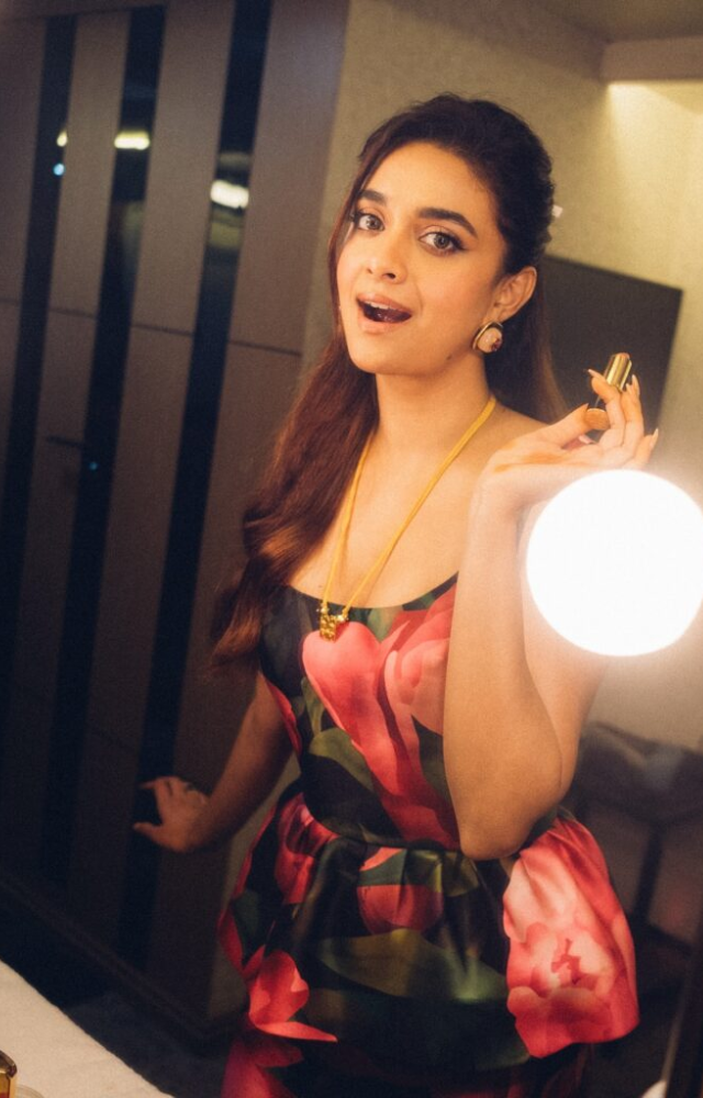 Keerthy Suresh Showing Her Mangal Sutra