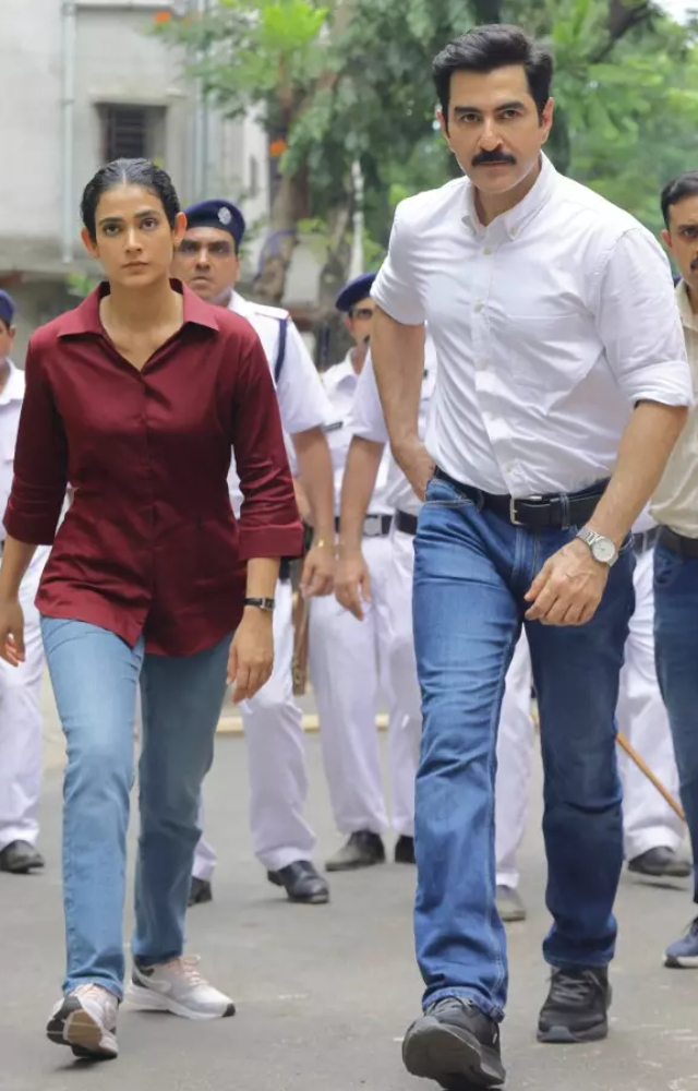 Set in the early 2000s in West Bengal, an IPS officer, Arjun Maitra aspires to bring change to a place dominated by politicians and gangsters.