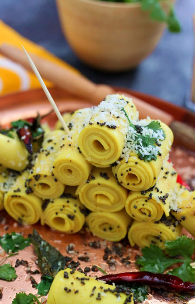 Sort your snack game with yet another delectable Gujarati dish. A gram-flour-based dish, Khandivi is a popular snack or breakfast in the festive season.