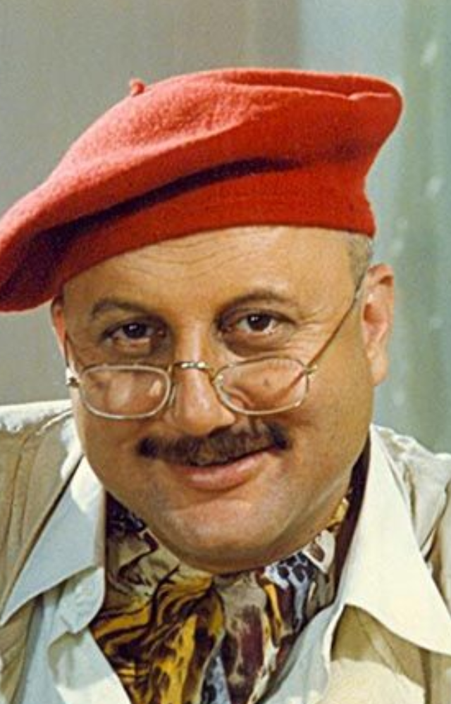 A timeless romantic classic where he portrays a supportive and humorous father.