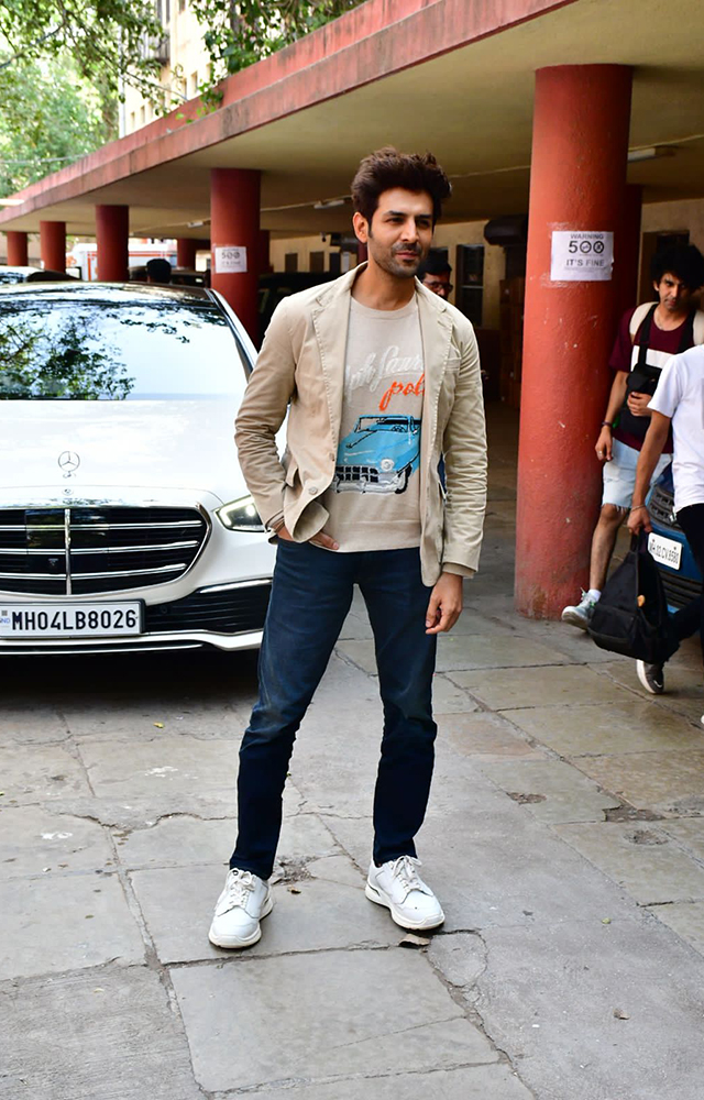 The Internet Goes Wild as Kartik Aaryan and Kiara Advani Spotted in Parel