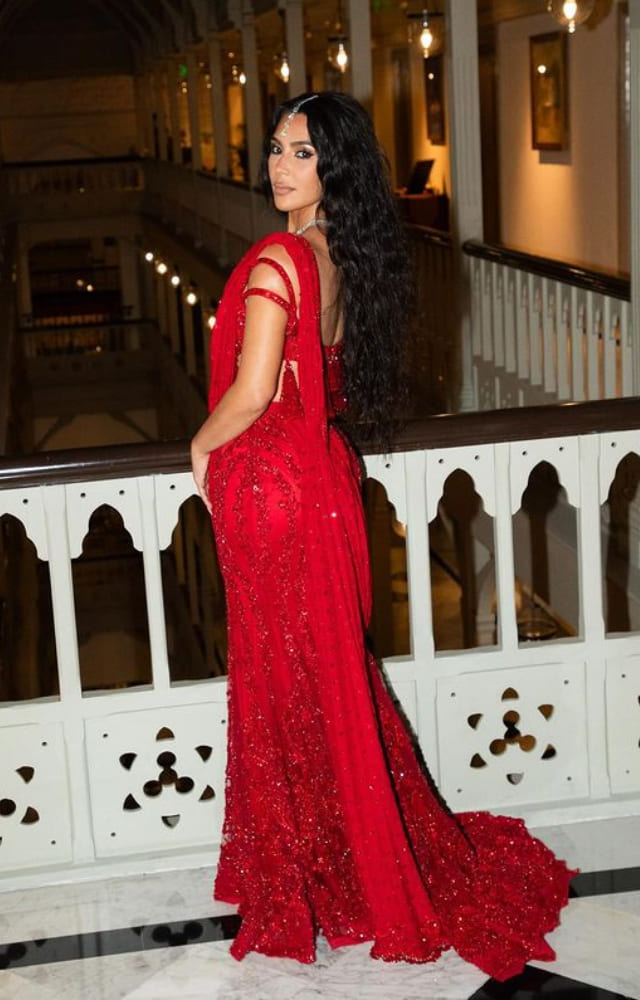 Kim Kardashain and her sister Khloe Kardashian arrived in Mumbai a day before the grand wedding. They were royally welcomed at the Taj Hotel.