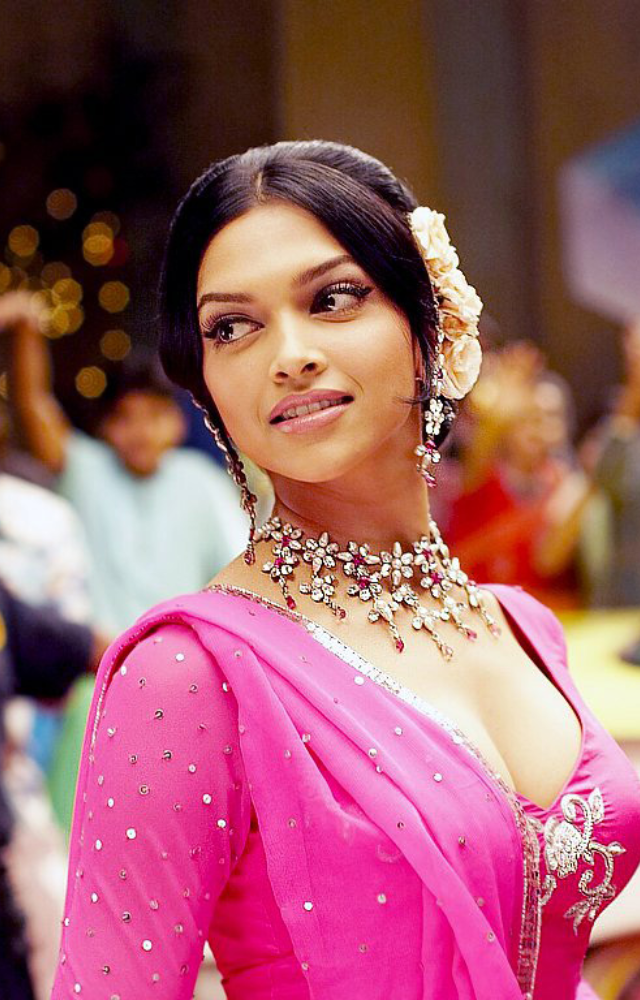 KK’s soulful voice adds magic to this romantic track, conveying the innocence and passion of young love in an unforgettable way.