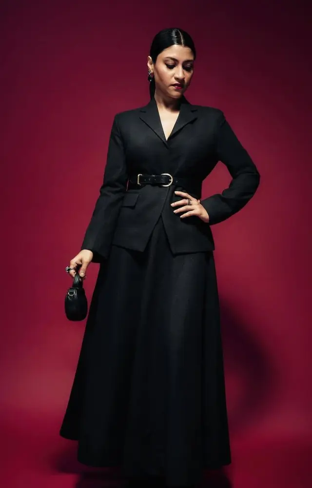 She completed her look with a matching bag and minimalistic black jewellry