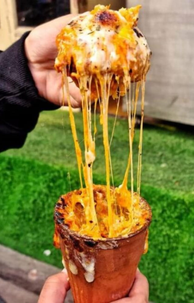 Yet another unmissable delicacy of Kandivali`s Mahavir Nagar: try your hands on Paneer Makhani Kulhad Pizza. Thank us later.