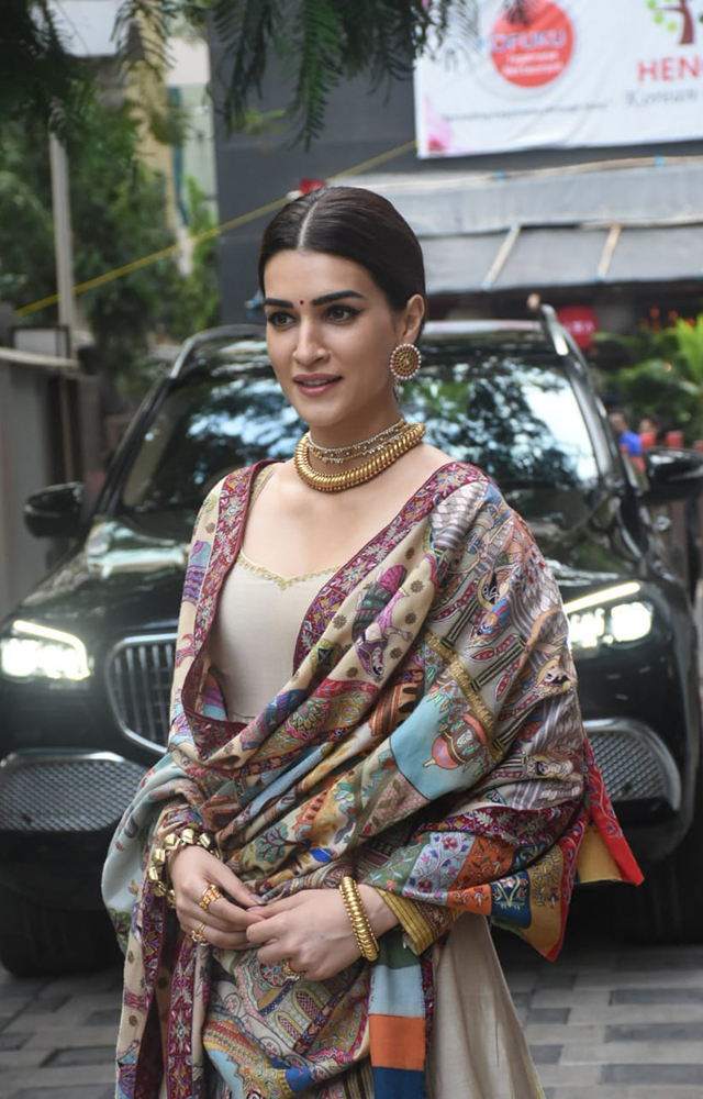 Kriti Sanon Snapped: A Look Inside a Bollywood Diva`s Life