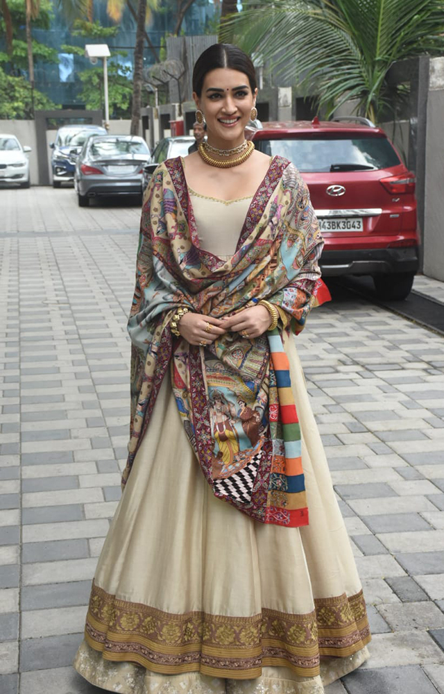 Kriti Sanon Snapped: Bringing a Bollywood Icon`s Effortless Elegance to Life