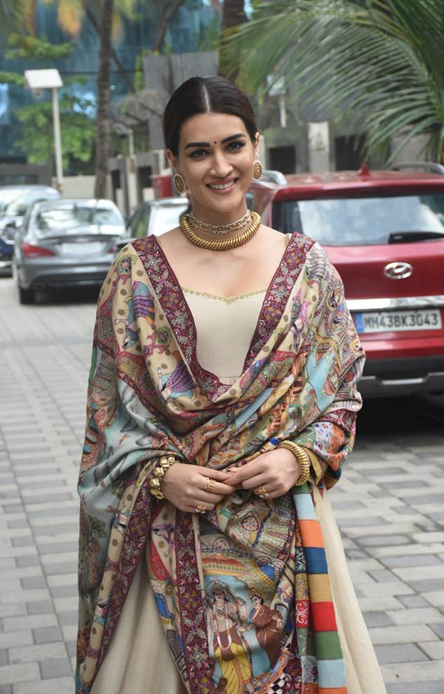 Unveiling the Glamourous Side of Kriti