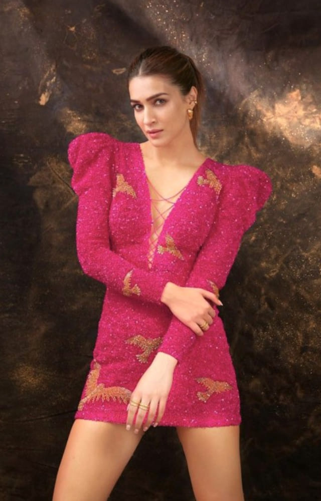 Kriti Sanon looked stunning in Zara Umrigar`s pink sequin dress. It had intricate golden motifs that accentuated her look.