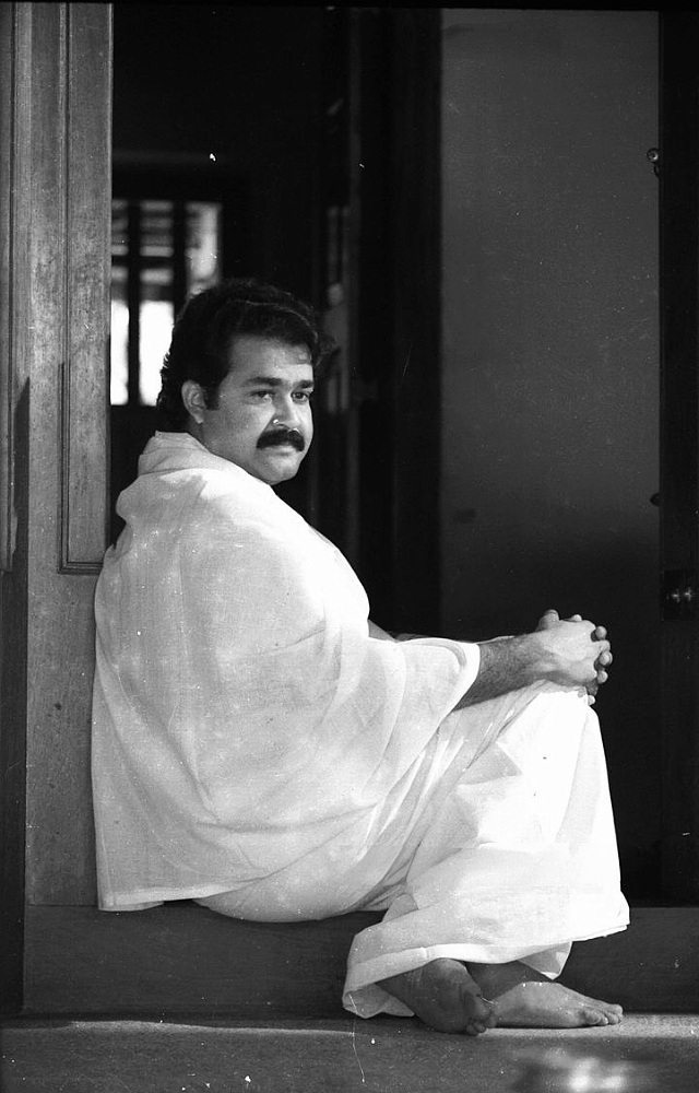 His expressive eyes convey a myriad of emotions. Mohanlal doesn’t rely solely on dialogue  he communicates through subtle glances, eye movements, and expression