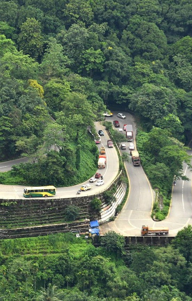 Lakkidi View Point is a high-altitude spot that offers a bird’s eye view of the picturesque landscape. Often referred to as the Gateway of Wayanad,