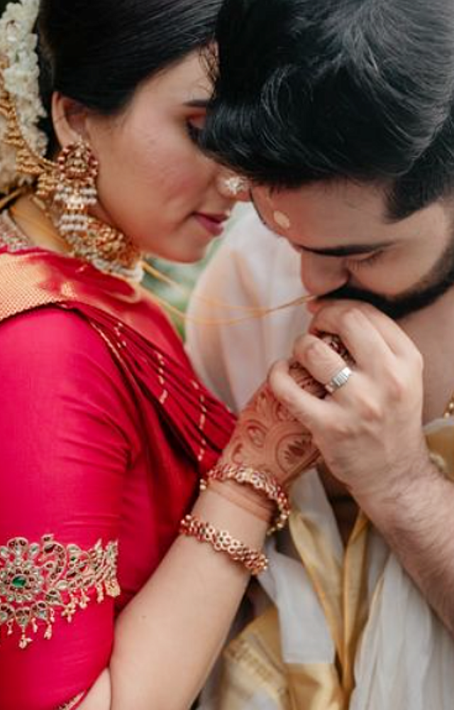 Guruvayoorappan’s feet, seeing their daughter’s marriage filled their hearts with joy. It was a truly emotional and heartwarming moment for the family