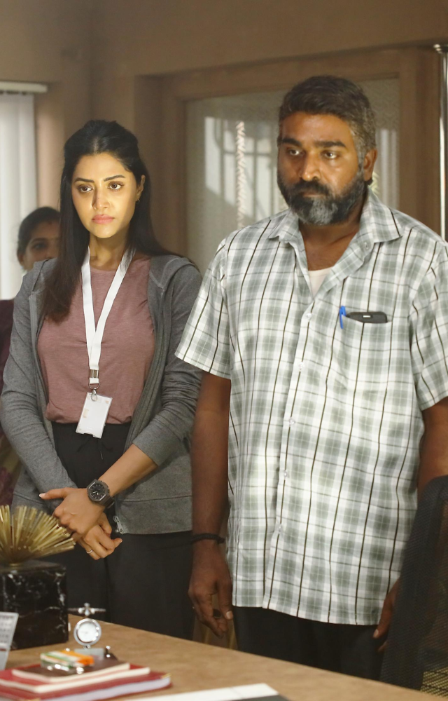 Director Nithilan focuses on depicting evil in ordinary settings, making it very unsettling. It emphasises the pervasiveness of darkness in everyday life.