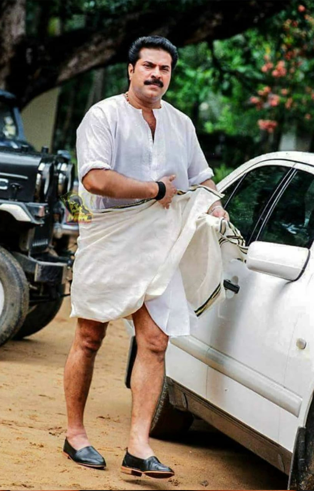 Mammootty plays the central character, Arakkal Madhavanunni who was the protector to the entire family