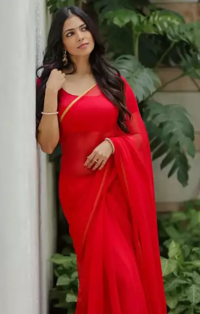 Malavika effortlessly carries lightweight red chiffon sarees featuring delicate gold borders