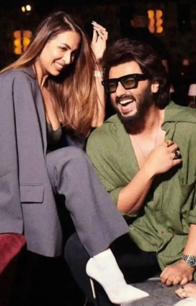 Malaika Arora oozes boss-babe vibes as Arjun Kapoor is seen in his element. The Ishaqzaade actor never fails to bring a smile to his lady love`s face. 