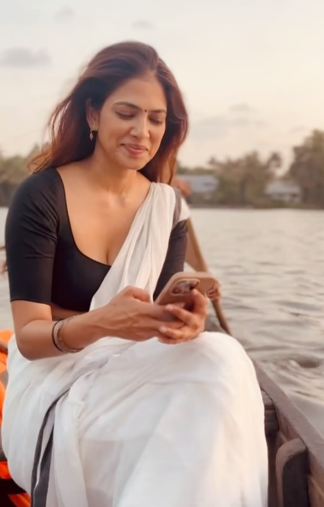 The diva looked simply beautiful in a white cotton saree with black borders. She paired it with a matching black blouse.