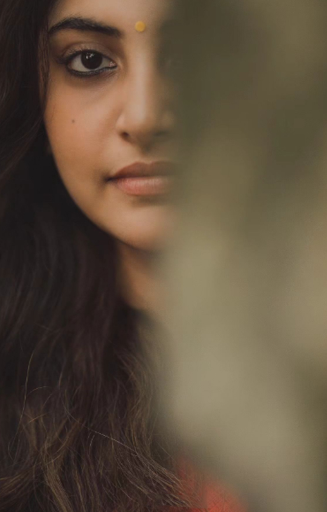 The stunning actress, Manjima Mohan holds a BSc degree in Mathematics. Her family deeply rooted in the film industry. she is proficient in multiple language.