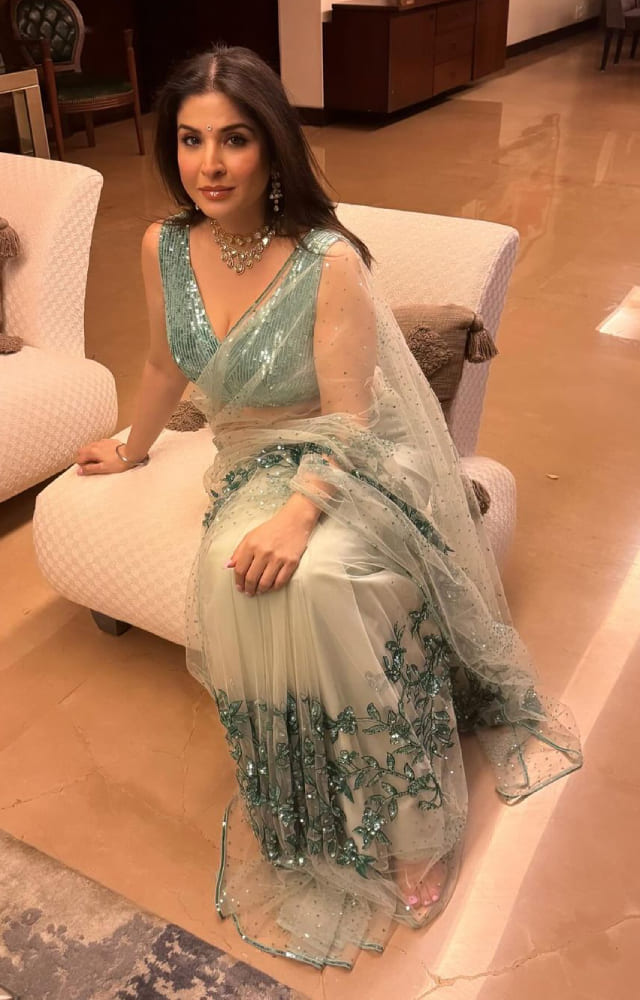 The Fabulous Lives of Bollywood Wives actor looks absolutely stunning in this sparkly blue saree. Her minimal makeup highlights her features really well.