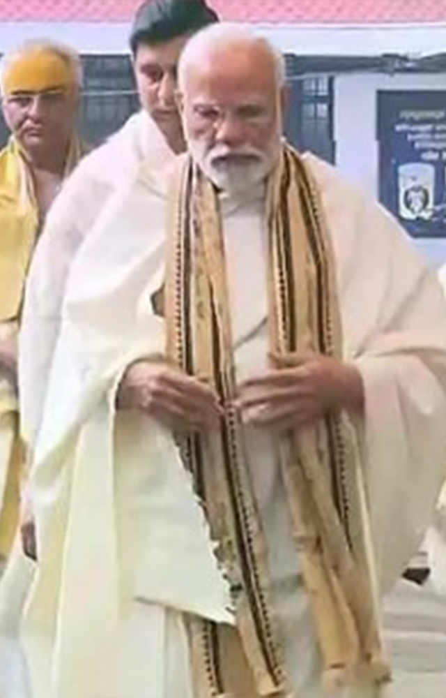 PM modi offered prayers at the temple and he was dressed in a traditional attire of mundu and veshti. 