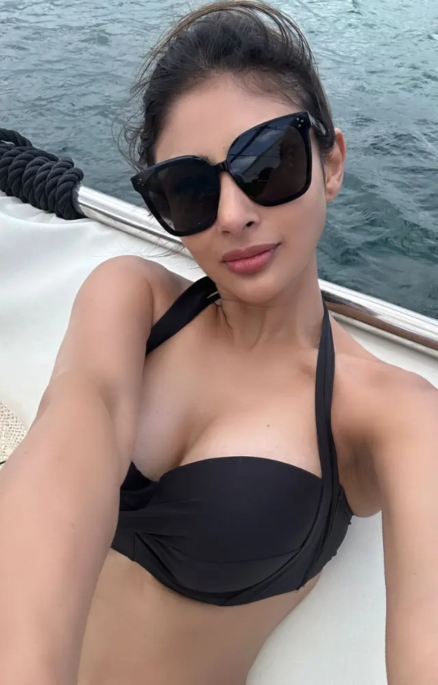 Her latest set of pictures involves a tour of the picturesque sea view while relaxing on a boat.
